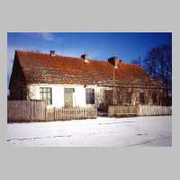 106-1051 Winter 1996-97 - die Alte Schule. Davor der Weg nach Stobingen.jpg